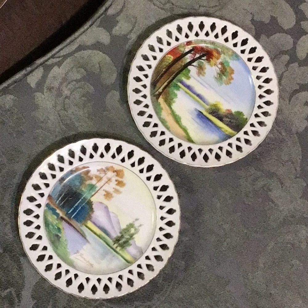 SET OF 2 VINTAGE HAND PAINTED WALL DECORATIVE PLATES